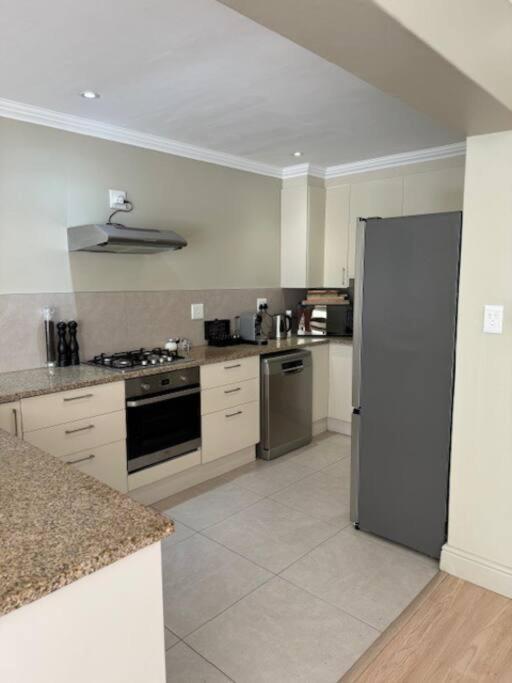 Luxury Townhouse In Stellenbosch Central エクステリア 写真